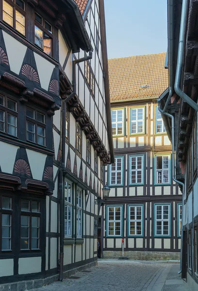 La calle con casas de entramado de madera en Quedlinburg, Alemania — Foto de Stock