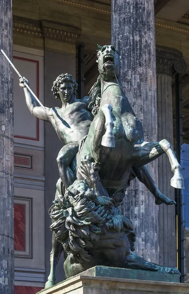 Estátua diante de um antigo museu, Berlim — Fotografia de Stock