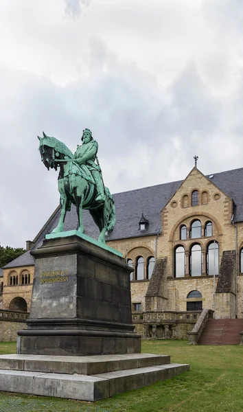 Sculptuur over het paleis van goslar, Duitsland — Stockfoto