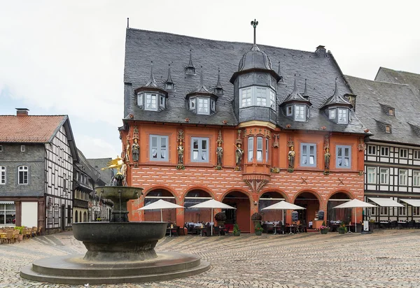 Дома на рыночной площади в Госларе, Германия — стоковое фото