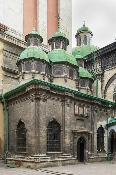 Koltuk değneği ile açık havada yürüyen yaşlı kadın yardımcı hemşire — ストック写真