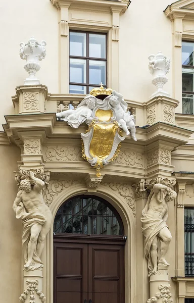 De voorgevel van het paleis in Wenen — Stockfoto