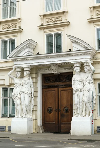 Skulpturala ingången till palatset, Wien — Stockfoto