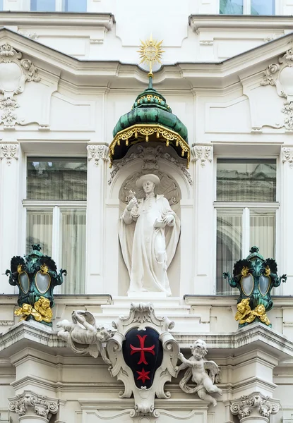 Rzeźba na budynku, Wiedeń — Zdjęcie stockowe