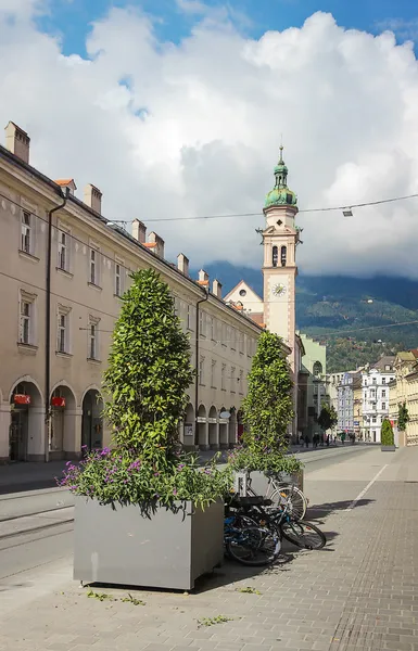 Улица в Инсбруке, Австрия — стоковое фото