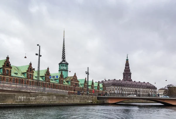 Borsen 그리고 christiansborg 궁전, 코펜하겐 — 스톡 사진