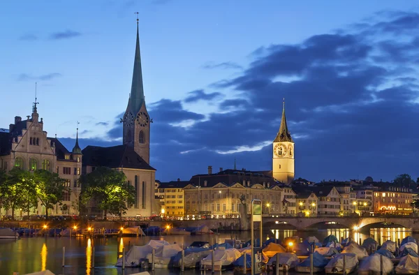 Vista su Fraumunster e la chiesa di San Pietro, Zurigo — Foto Stock