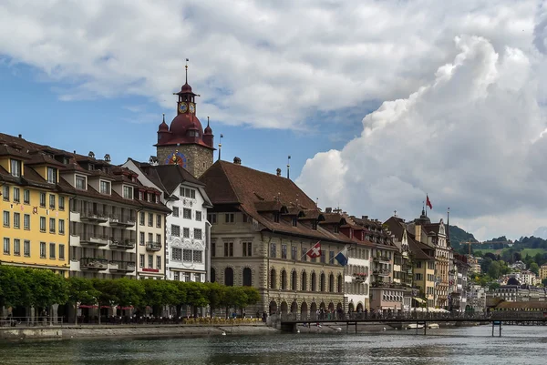 Dijk van de rivier reuss in Luzern — Stockfoto