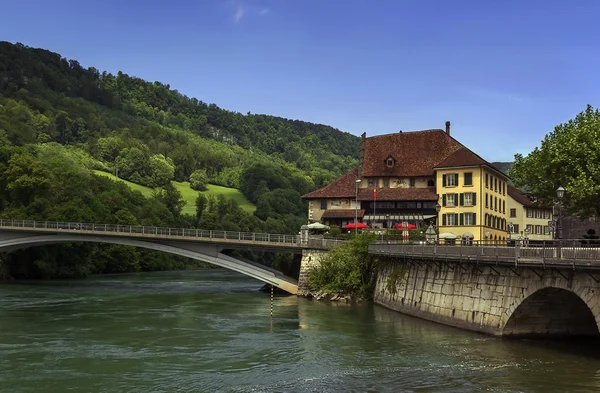 Pohled na řeku aare ve městě aarburg, Švýcarsko — Stock fotografie