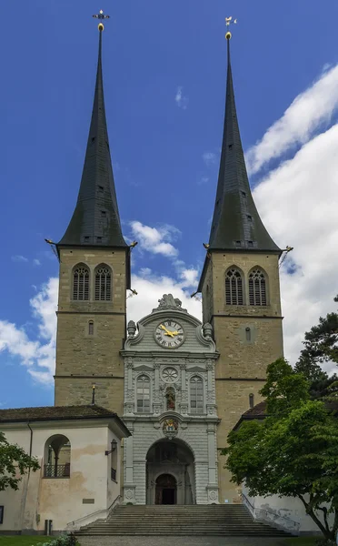 Kyrkan st. leodegar, Luzern — Stockfoto