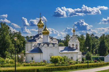 Rusya, Lavra yakınlarındaki Sergiyev Posad 'daki Vvedenskaya ve Pyatnitskaya kiliseleri