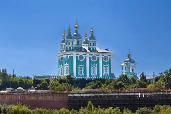 ロシアのドニエプル川からスモレンスクの寮大聖堂の眺め — ストック写真