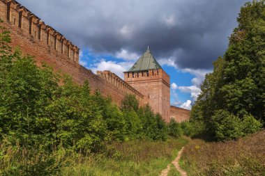 Rusya 'nın Smolensk kentindeki Pozdnyakov Kulesi' nin yanındaki kale duvarı.