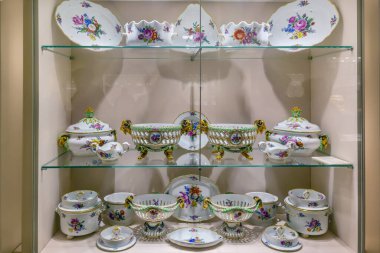 Vitrindeki porselen masa servisi, Viyana, Avusturya