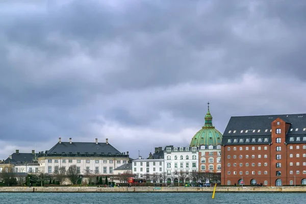 弗雷德里克教堂俗称大理石教堂独特的建筑风格 是福音派路德教会在丹麦哥本哈根举行 查看从海滨 — 图库照片