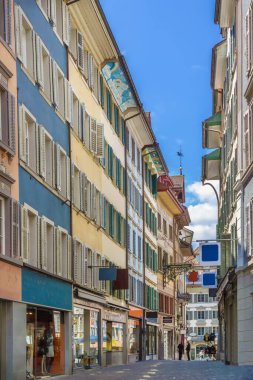 İsviçre, Lucerne şehir merkezinde tarihi evleri olan bir cadde.