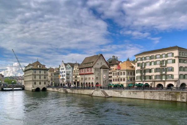 Nasyp Rzeki Limmat Zabytkowymi Domami Centrum Zurychu Szwajcaria — Zdjęcie stockowe