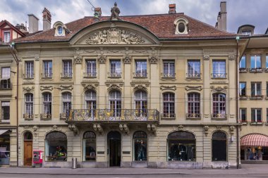 İsviçre, Bern 'de tarihi evleri olan bir cadde.