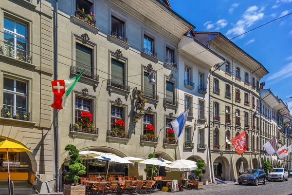 İsviçre, Bern 'de tarihi evleri olan bir cadde.