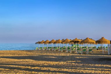 Torremolinos 'ta şemsiyeli plaj manzarası, İspanya.
