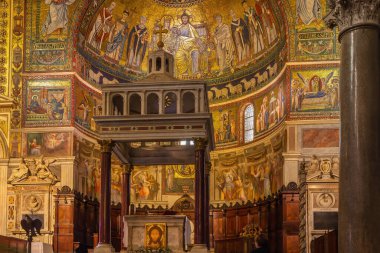 Trastevere 'deki Meryem Ana Bazilikası, İtalya' nın Roma kentinin en eski kiliselerinden biridir. Kilisenin içinde.