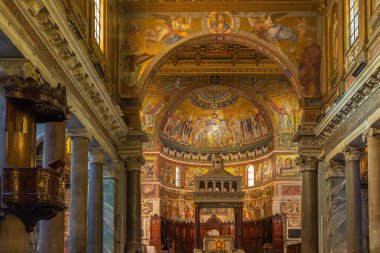 Trastevere 'deki Meryem Ana Bazilikası, İtalya' nın Roma kentinin en eski kiliselerinden biridir. Kilisenin içinde.