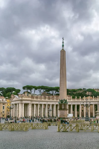 梵蒂冈的圣彼得广场柱廊和梵蒂冈方尖碑 — 图库照片