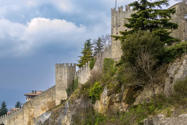 サンマリノの塔と要塞の壁 — ストック写真