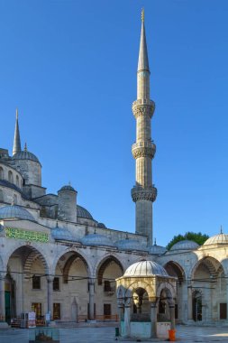Mavi Cami olarak bilinen Sultan Ahmed Camii İstanbul 'da tarihi bir camidir. İç avludan görünüm.