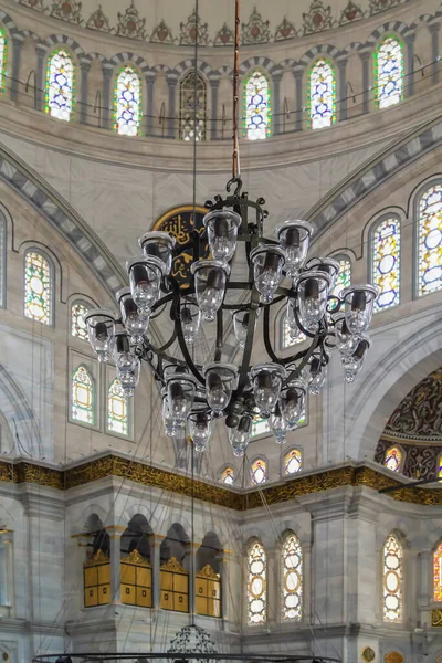 土耳其伊斯坦布尔清真寺的内饰有吊灯 — 图库照片