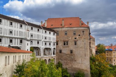 Şato ve Çek Cumhuriyeti Cesky Krumlov 'daki kemerli köprü