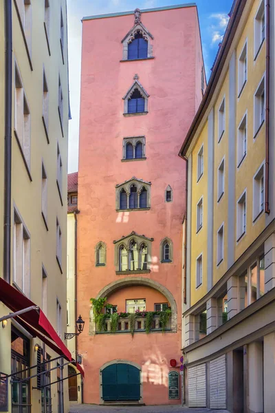ゴールデンタワーは レーゲンスブルクの中世の町です ドイツ ロイヤリティフリーのストック画像