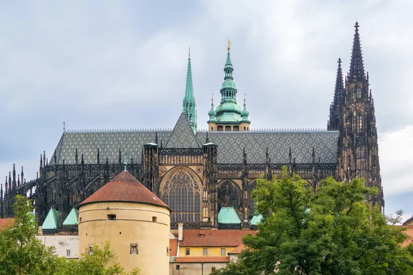 圣维都主教座堂 Metropolitan Cathedral Saints Vitus 是捷克共和国布拉格的一座罗马天主教主教座堂 — 图库照片