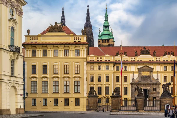 Utsikt Över Enter Prag Slott Med Vitus Katedralen Torn Tjeckien — Stockfoto