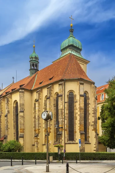 聖霊教会はチェコ共和国プラハにあるゴシック様式の教会です — ストック写真