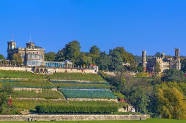 Lingner Sarayı ve Eckberg Sarayı Dresden, Saksonya, Almanya 'daki Elbe Nehri' nin yukarısında.