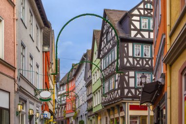 Wetzlar, Almanya 'da yarı keresteli evleri olan tarihi bir sokak.