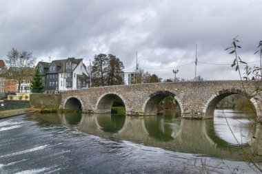 Almanya, Wetzlar 'da köprüsü olan Lahn Nehri manzarası
