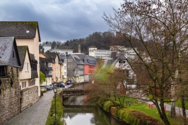Almanya 'nın Wetzlar kentindeki Lahn Nehri kıyısındaki tarihi evler