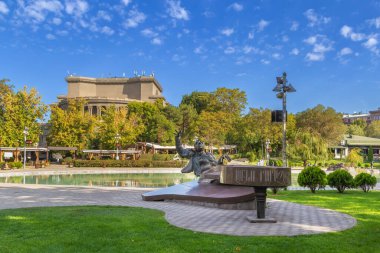 Erivan, Ermenistan 'daki Özgürlük Meydanı' nda Arno Babajanyan Anıtı