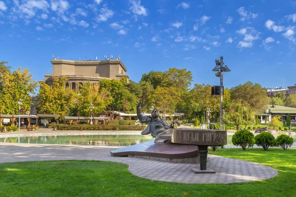 亚美尼亚埃里温自由广场上的Arno Babajanyan纪念碑 — 图库照片