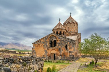 Hovhannavank, Ermenistan 'ın Ohanavan köyünde bulunan bir ortaçağ manastırıdır.