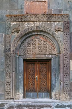 Geghard Manastırı, Ermenistan 'daki kilisede geçit.