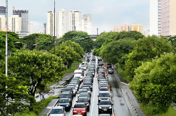 Trängsel i sao paulo, den största staden i Brasilien — Stockfoto