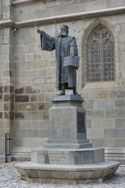 Brasov, Romanya - Ağustos 2019: Brasov 'da Johannes Honterus' un heykeli, Harro Magnussen