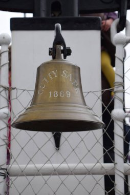 Yeniden açılan (2012) Cutty Sark 'ın güvertesine oymalı zil, çay makası gemisi.