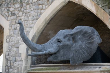 Londra, İngiltere - Nisan 2015: Londra Kulesi 'ndeki bir serginin bir parçası olan fil heykeli, koleksiyon Regents Park' a taşınmadan önce sarayda barınan hayvanları gösteriyor