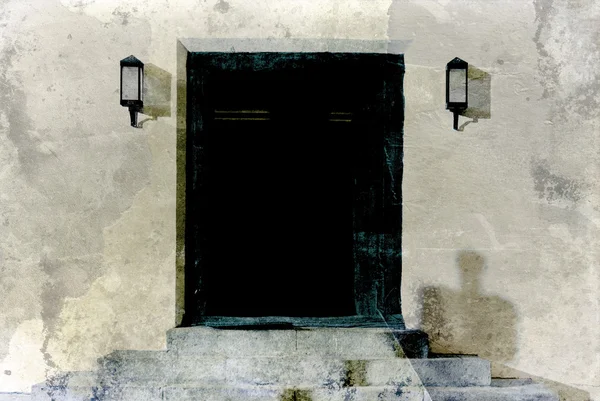Porte pour courir vers le bas de la vieille maison avec de la peinture écaillée — Photo