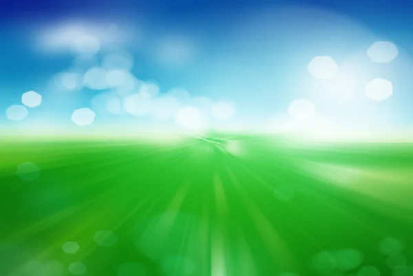 Groen veld en blauwe lucht met witte wolk — Stockfoto