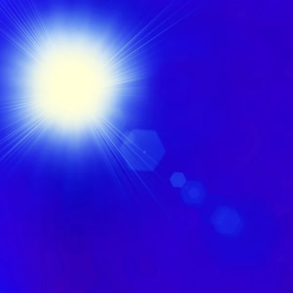 Λαμπρό ήλιο στο καταγάλανο ουρανό με αντίγραφο χώρου — Φωτογραφία Αρχείου
